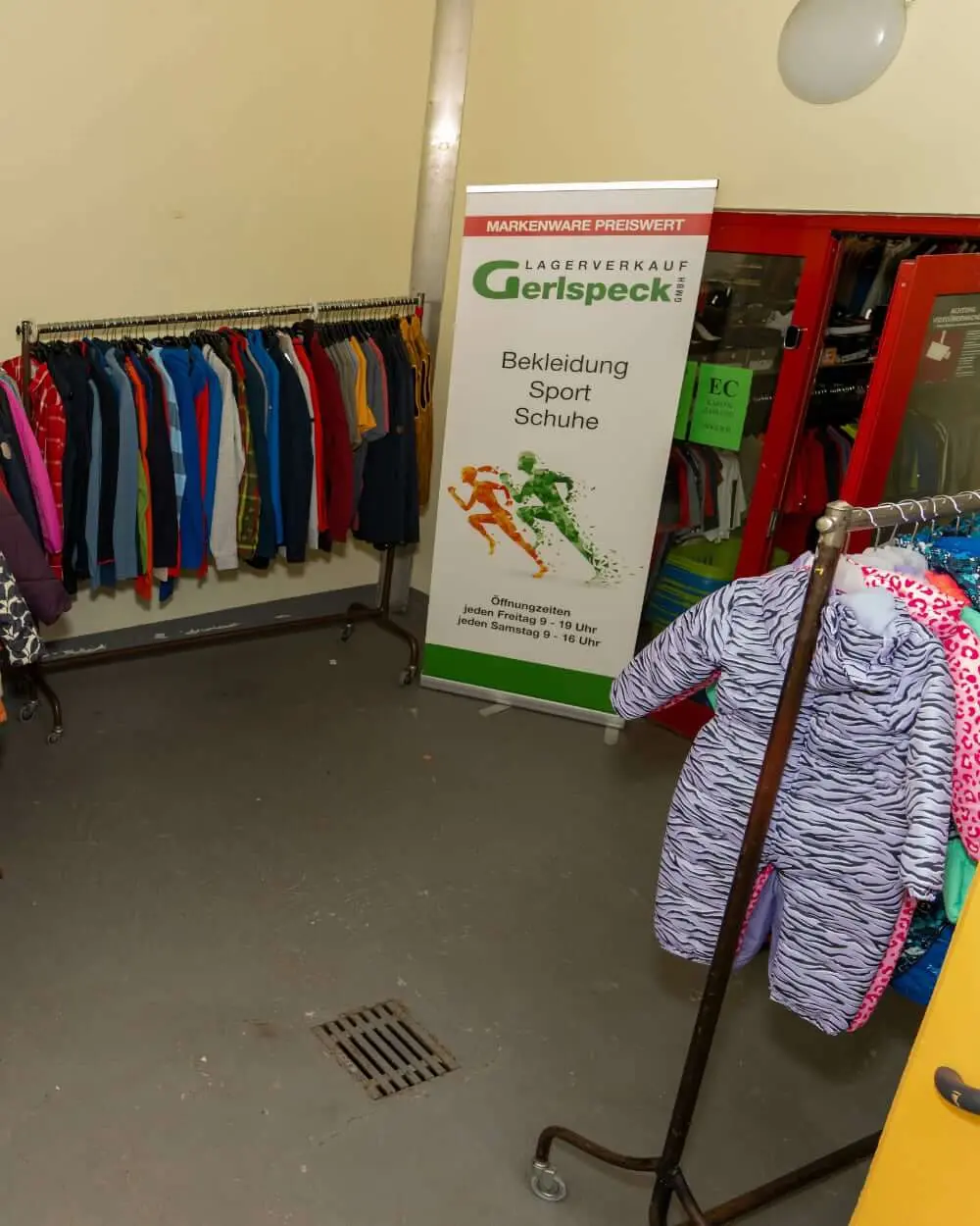 Lagerverkauf Gerlspeck mit Roll-up-Banner, Jacken und Kinderbekleidung